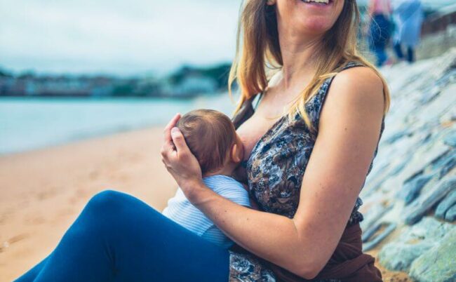 maman qui allaite son bébé contre sa poitrine