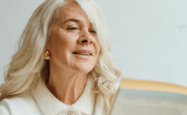 femme blonde descente d'organe