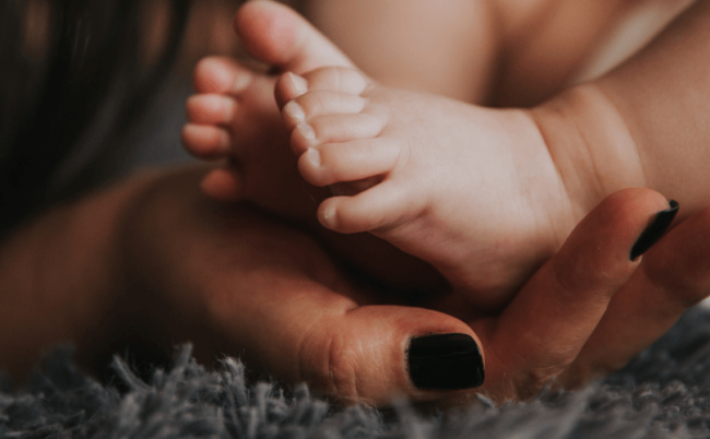 pieds de bébé et maman