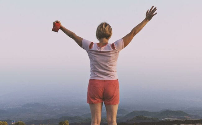 Frau glücklich in den Wechseljahren ohne Blasenschwäche