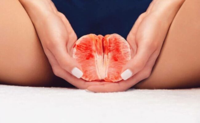 Frau hält Grapefruit in den Händen, Geburtsverletzungen