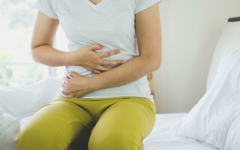 Douleur au bas ventre chez la femme ménopausée : causes, symptômes et solutions