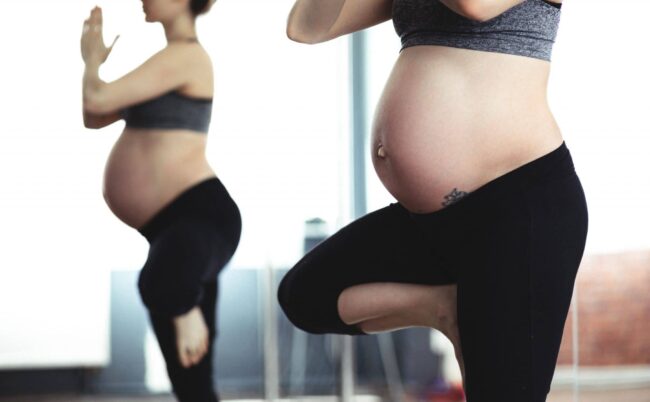femme enceinte pratiquant le yoga et le pilates
