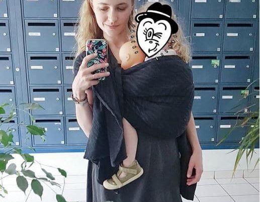 Bloggerin hält Kind auf Arm