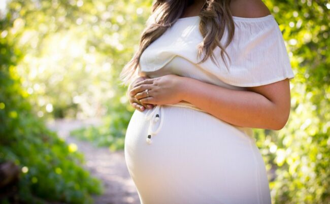 Schwangere Frau in Kleid