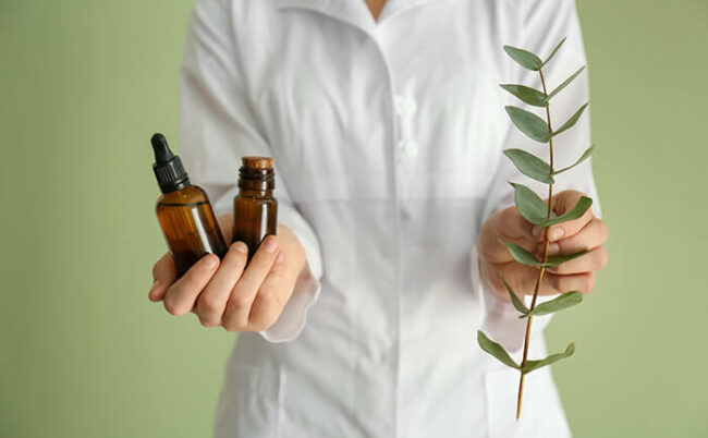 médecin tient plantes pour soigner les fuites urianires