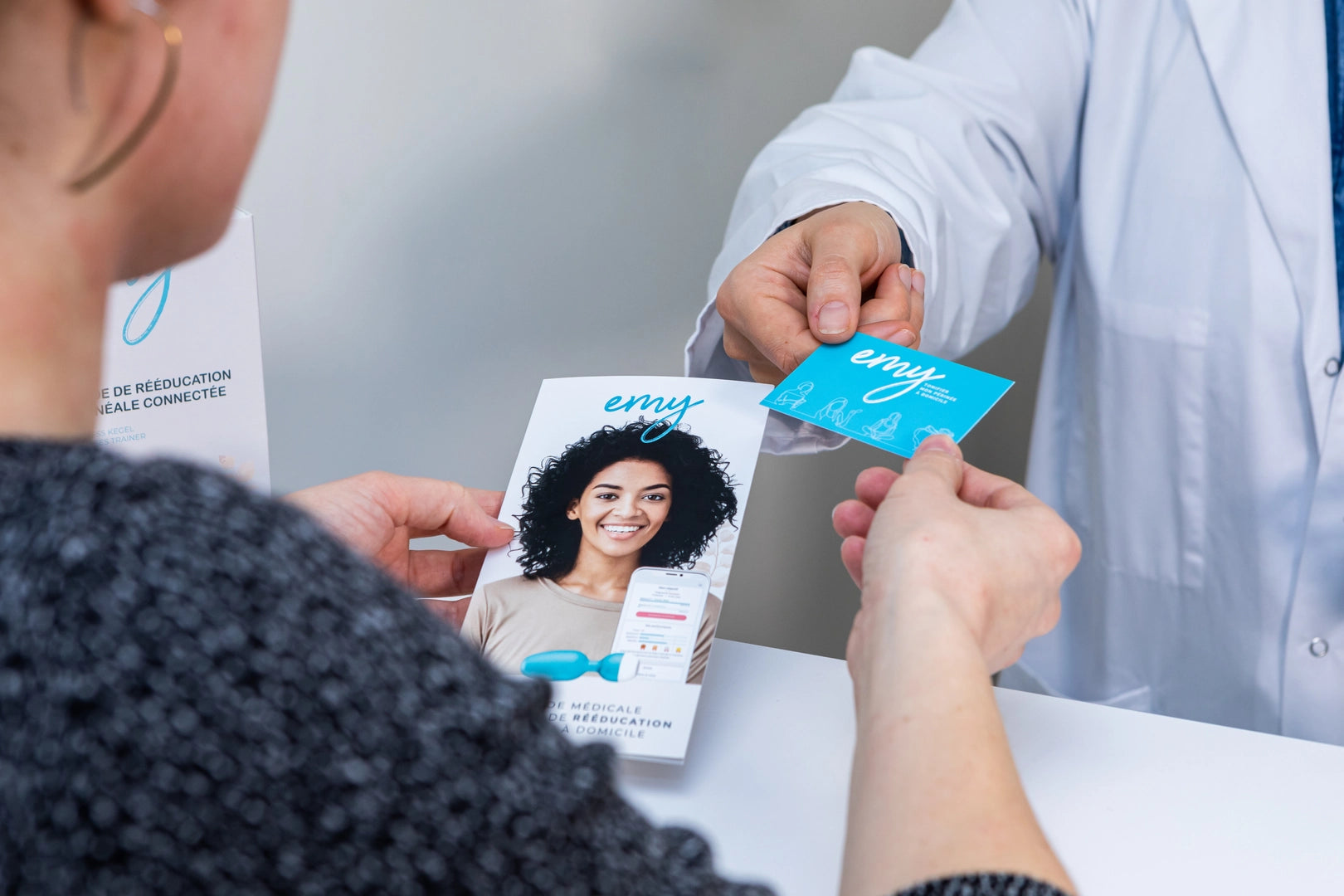 Fordern Sie Beispielrezepte, kostenloses Infomaterial für Sie und Ihre Patientinnen oder eine Demo-Sonde an – direkt in Ihre Praxis geliefert.