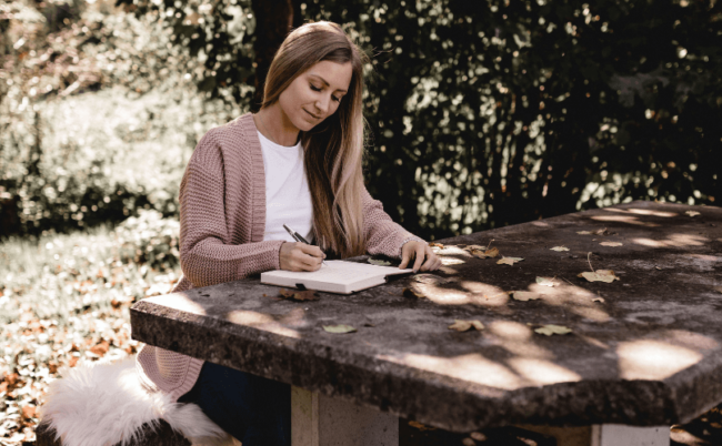 Mutter in der Natur schreibt Tagebuch