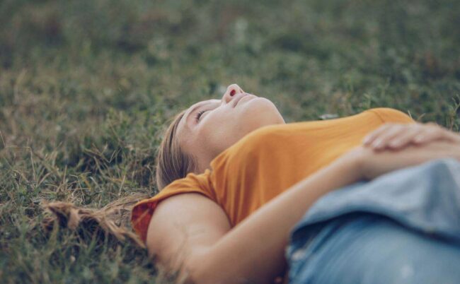 femme qui fait un exercice pour relâcher son pérniée