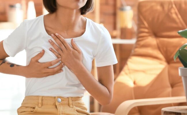 femme souffrant de douleurs au sein à cause d'un engorgement ou d'une mastite