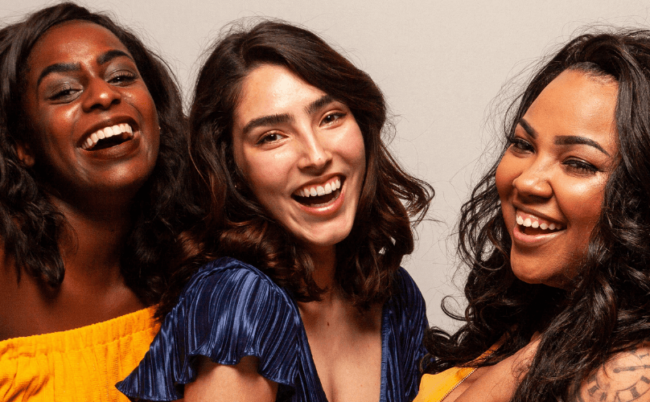 rire et se faire pipi dans la culotte, femmes qui rigolent