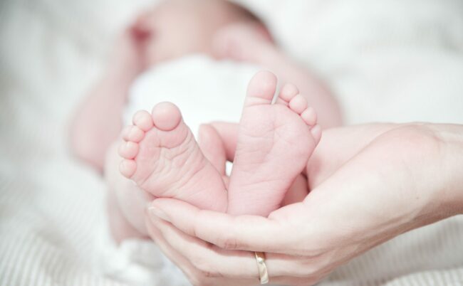 maman avec pieds de bébé