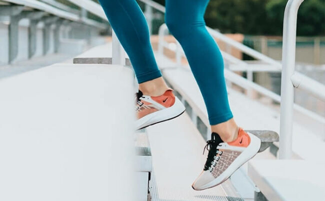 femme sportive qui monte les escaliers