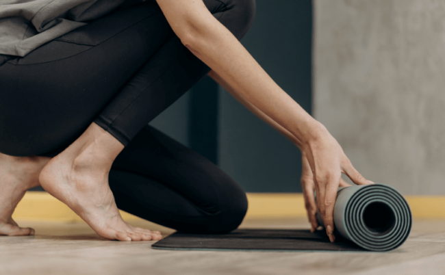 femme qui travaille son périnée grâce au yoga