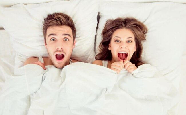 couple dans un lit sexualité épanouie