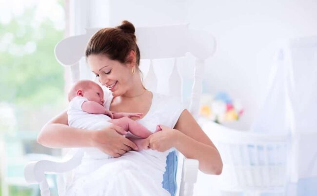 Mutter mit Kleinkind auf dem Arm