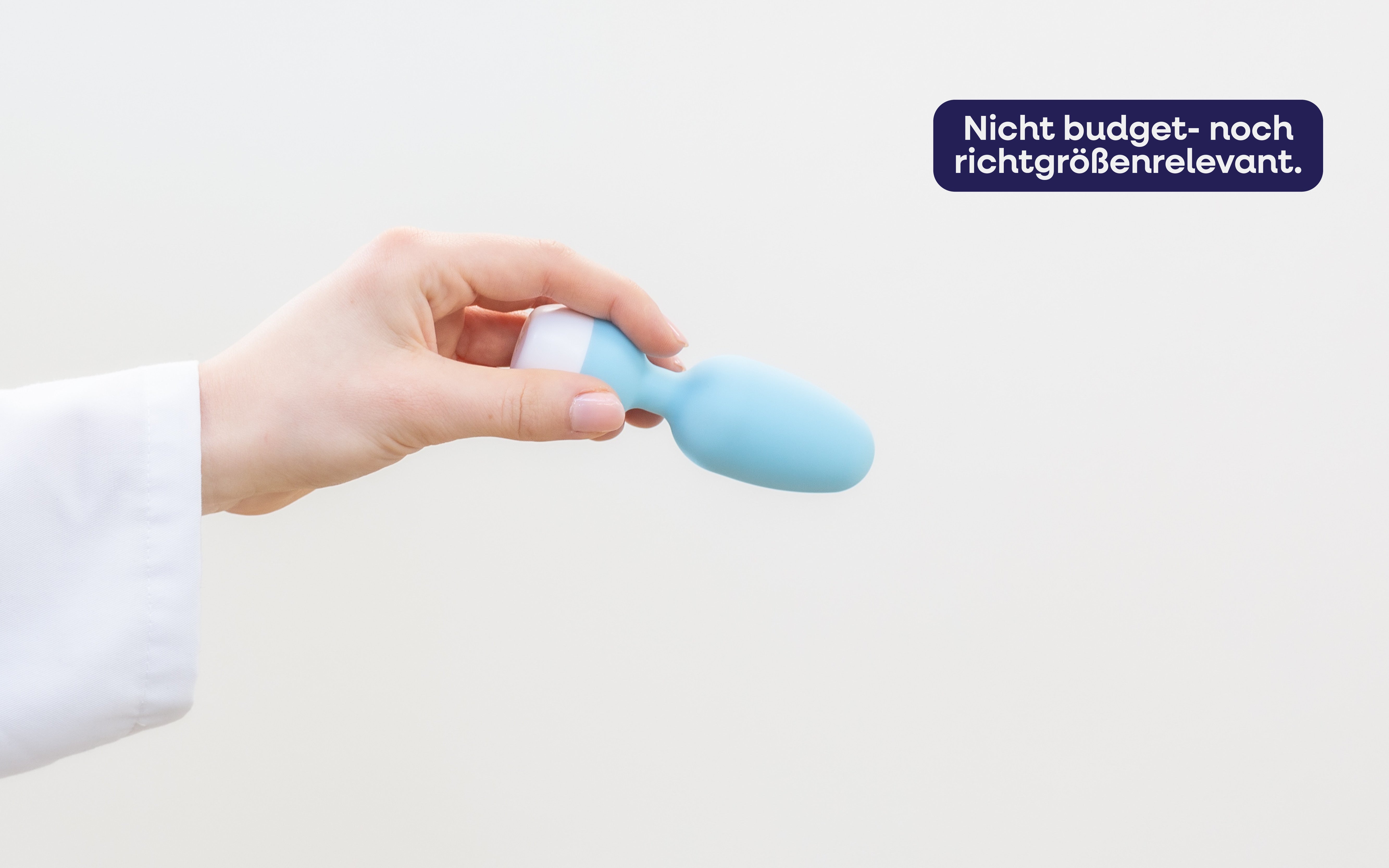 Ärztin füllt ein Rezept für den Emy Beckenbodentrainer aus. Das Hilfsmittel ist budget- und richtgrößenunabhängig und kann bei medizinischer Indikation beliebig oft verordnet werden.