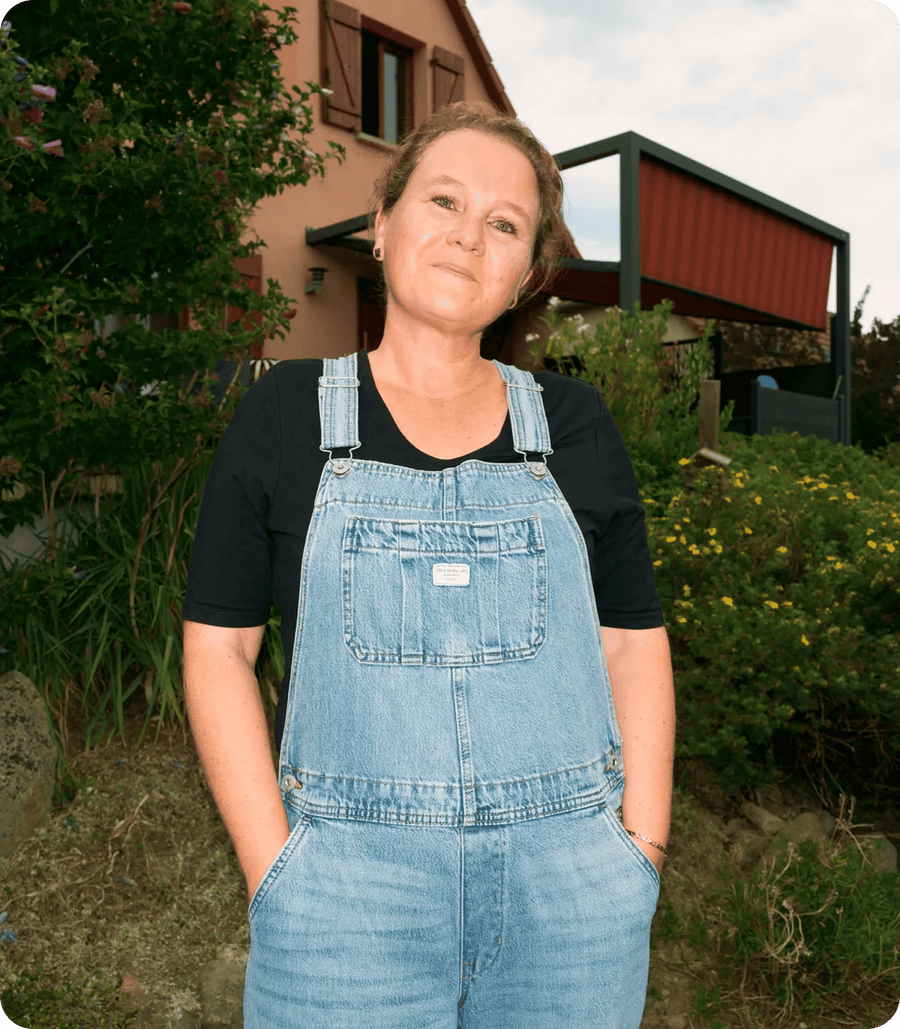 Frau mit ihrem Rezept für Emy
